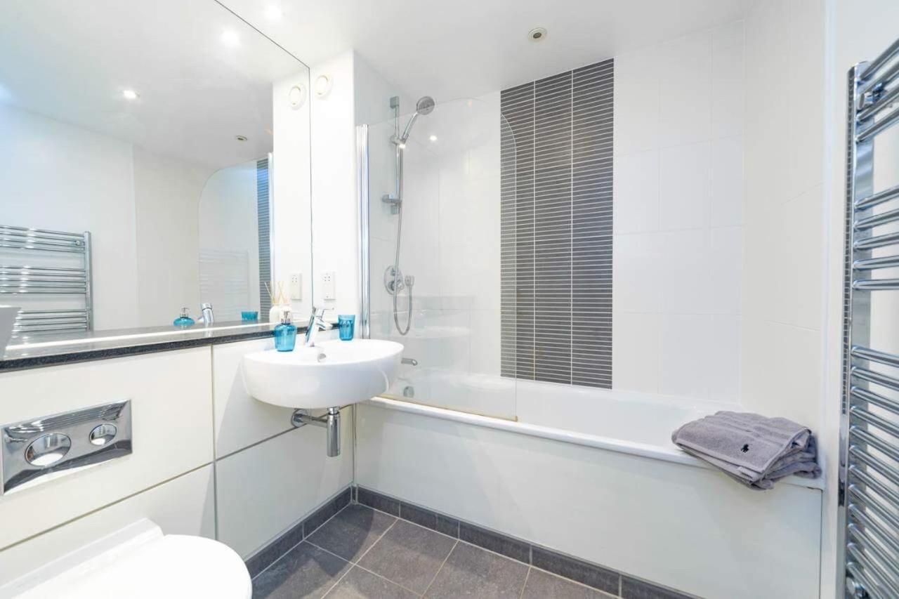 Room With Private Bathroom In A Modern Two Bedroom Two Bathroom Flat Londres Exterior foto