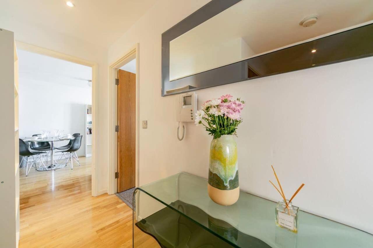 Room With Private Bathroom In A Modern Two Bedroom Two Bathroom Flat Londres Exterior foto