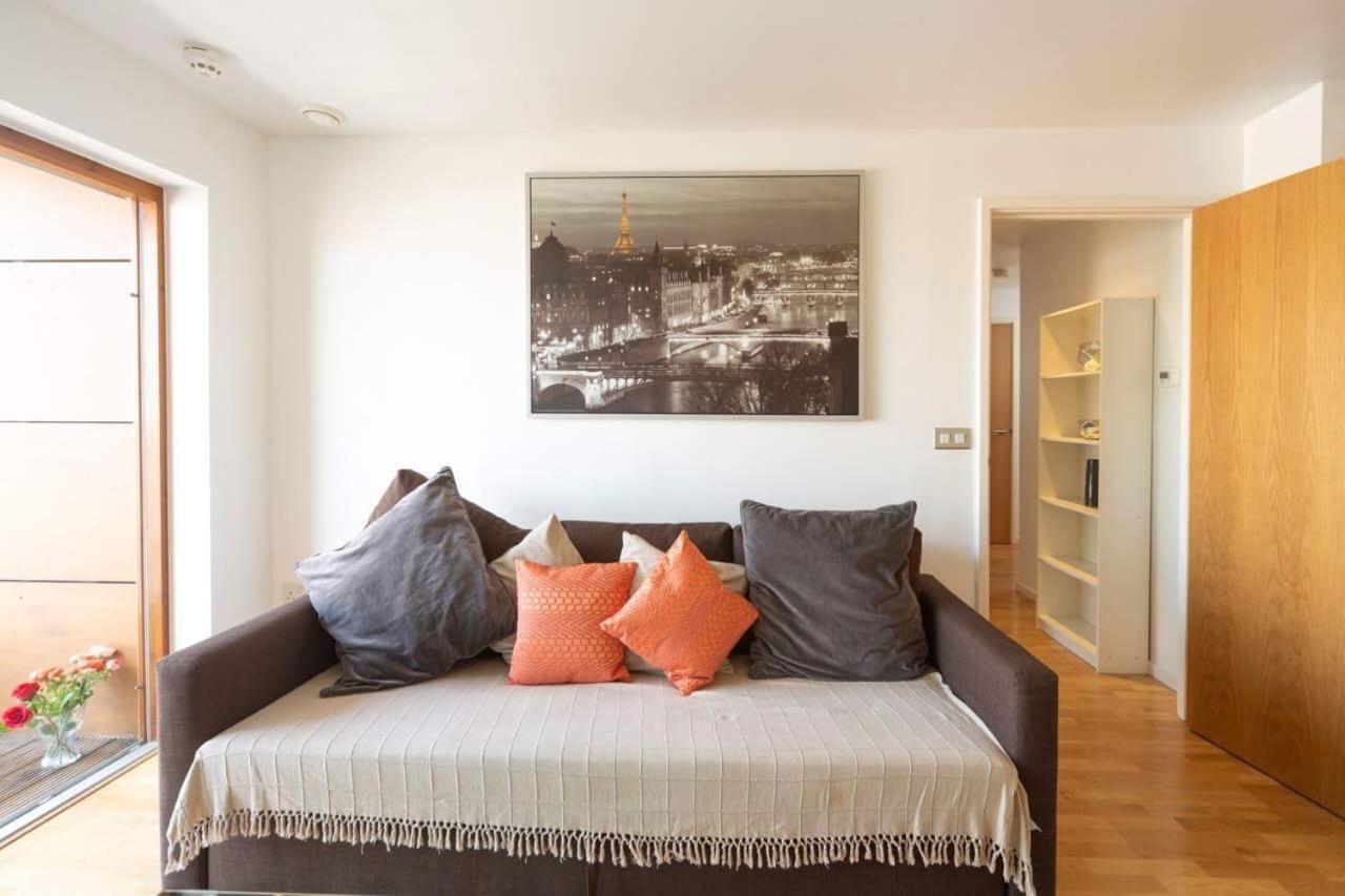 Room With Private Bathroom In A Modern Two Bedroom Two Bathroom Flat Londres Exterior foto